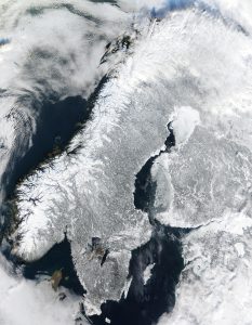 Escandinavia desde el espacio en invierno.