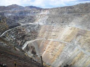 Extracción minera a tajo abierto en el departamento de Pasco.