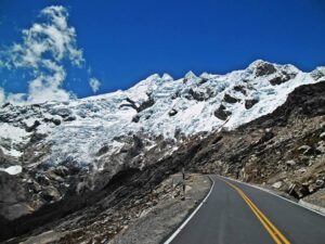 Ruta AN-107 a 4500 msnm. Al fondo, el nevado Contrahierbas.
