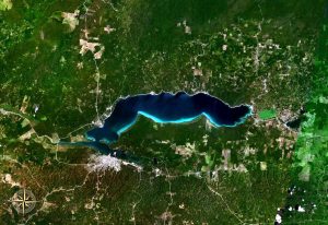 El lago Petén Itzá visto desde el espacio.