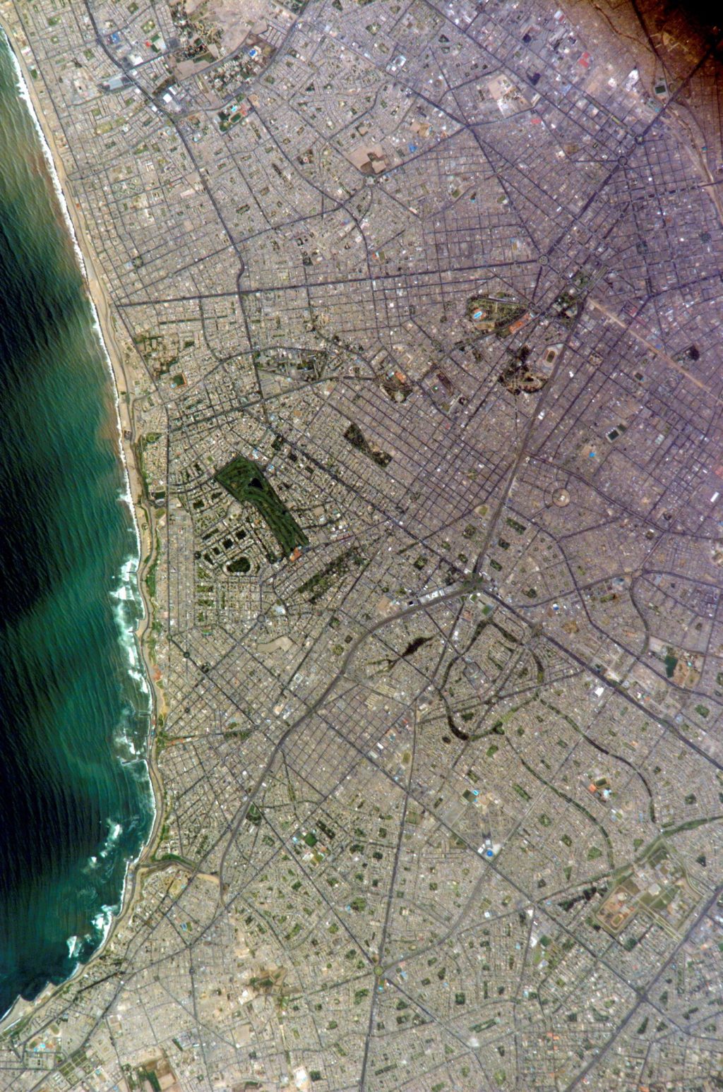 Imagen satelital de San Isidro y Miraflores, Lima.