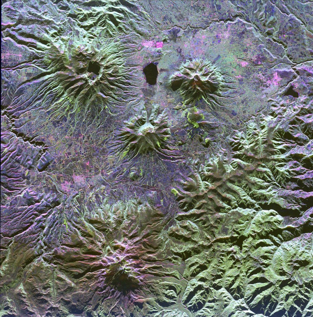 Imagen de radar espacial de los volcanes Mojanda, Imbabura y Cusin.