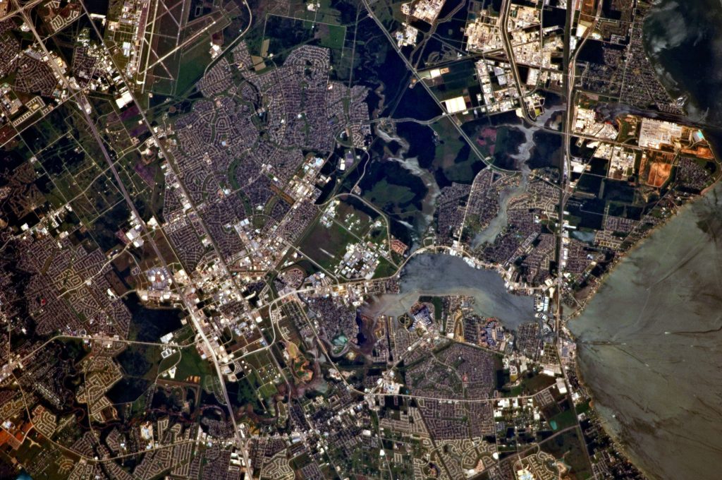 Imagen satelital centrada en el Centro Espacial Johnson.