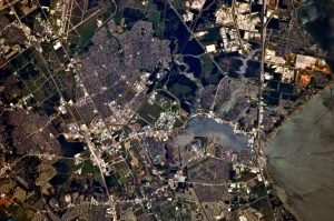 Imagen satelital centrada en el Centro Espacial Johnson