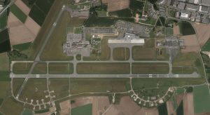 Vista satelital del aeropuerto de Lille-Lesquin en 2012. Vista satelital del aeropuerto de Lille-Lesquin en 2012.