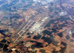Aeropuerto de Lyon-Saint Exup&eacute;ry, vista a&eacute;rea en julio de 2006.