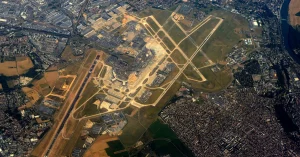 El aeropuerto de París-Orly visto desde el cielo. El aeropuerto de París-Orly visto desde el cielo.