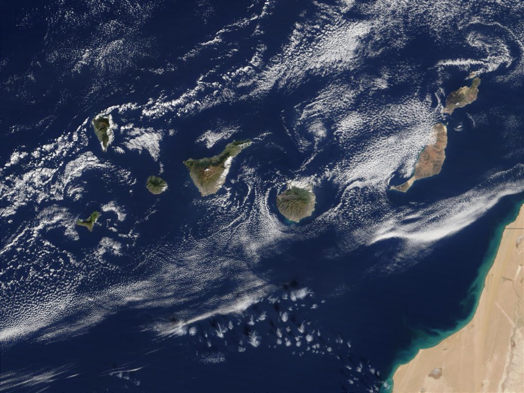 Las Islas Canarias, frente a la costa occidental de África.