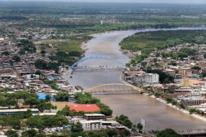 El río Piura fluyendo a traves de la ciudad de Piura. El río Piura fluyendo a traves de la ciudad de Piura.