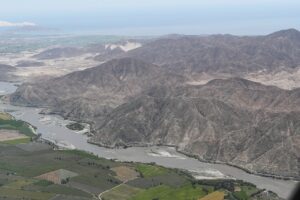 El Santa, un río del noreste de Perú. El Santa, un río del noreste de Perú.