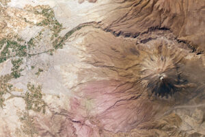 Mosaico de dos fotografías satelitales ilustra la cercanía de Arequipa con el Misti.