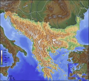 Mapa topográfico en blanco de los Balcanes.